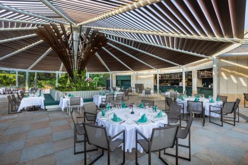 En restaurant eller et andet spisested på Calista Luxury Resort