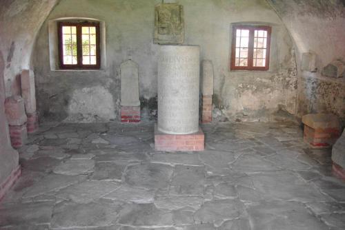 a room with a pillar and two windows in a building at BioAgriturismo Vegan Campo di Cielo in Cesiomaggiore