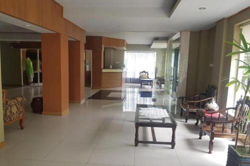 a lobby with chairs and tables in a building at OYO 92778 Rumah Massagena Syariah in Enrekang