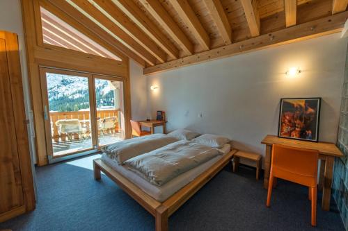 アローザにあるNeivaの木製の天井が特徴のベッドルーム1室(大型ベッド1台付)