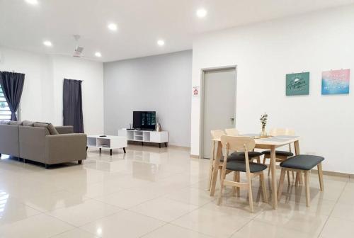 ein Wohnzimmer mit einer Couch und einem Tisch und Stühlen in der Unterkunft JOVIAL COZY&STYLISH 2STORYHOUSE 4ROOM@BMJURU in Bukit Mertajam
