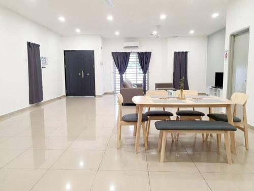 ein Esszimmer mit Tisch und Stühlen in der Unterkunft JOVIAL COZY&STYLISH 2STORYHOUSE 4ROOM@BMJURU in Bukit Mertajam