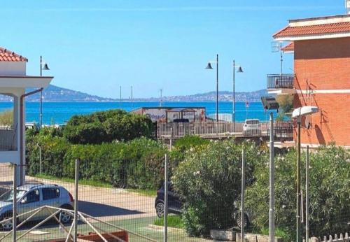 フォルミアにあるVilla Claudiaの駐車場からの海の景色