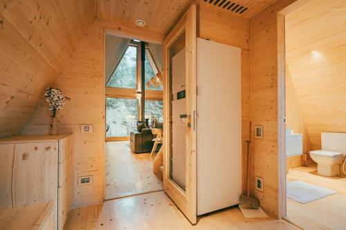- une salle de bains dans une cabane dans les arbres avec des toilettes dans l'établissement Strajerii Verzi, à Braşov