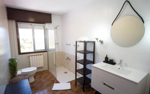 a bathroom with a shower and a toilet and a sink at Preciosa casa cerca de la playa de Samil in Vigo