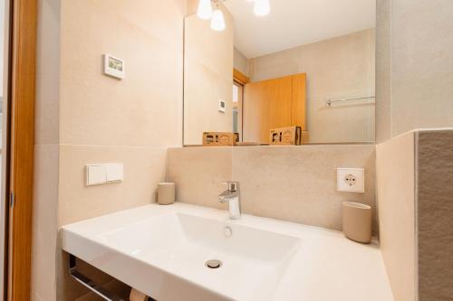 Holiday home with large sunny terrace, Costabella