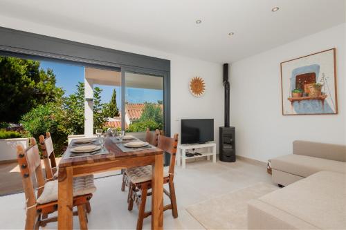 Holiday home with large sunny terrace, Costabella