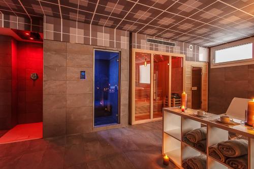 baño con ducha y mesa con toallas en Hotel Cola Frontemare, en Bellaria-Igea Marina