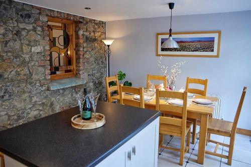 cocina y comedor con mesa y sillas en 'Maigue View' by the River en Croom