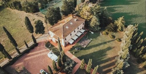 an overhead view of a large house with a roof at Agriturismo Terra Di Dio Toscanizzazione in Capannoli