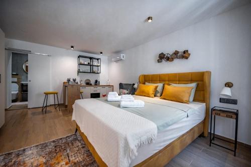 een slaapkamer met een groot bed met gele kussens bij Apartments Portarata 1 in Pula