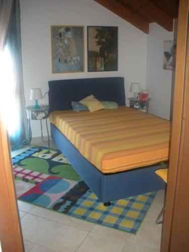 een slaapkamer met een bed in een kamer met een tapijt bij CASA ARCOBALENO in Colico