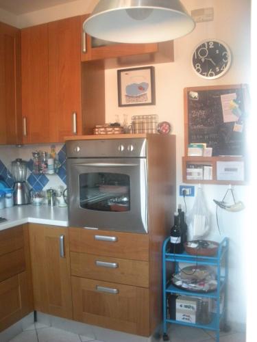 een keuken met een fornuis en een aanrecht bij CASA ARCOBALENO in Colico