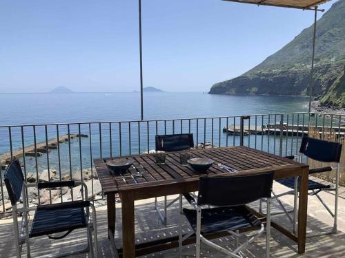Casa Uva, sul porticciolo di Scalo Galera (Salina)