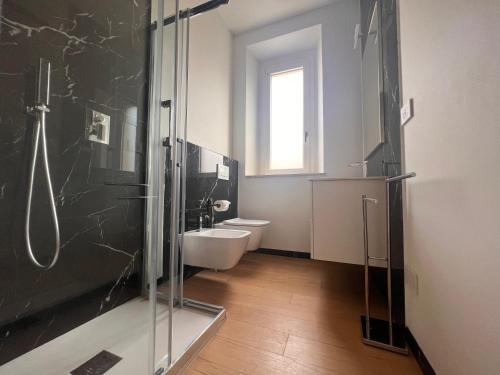 een badkamer met een douche, een wastafel en een toilet bij Happy Holiday Apartment in Cagliari