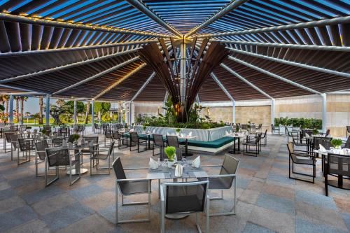 En restaurant eller et andet spisested på Calista Luxury Resort