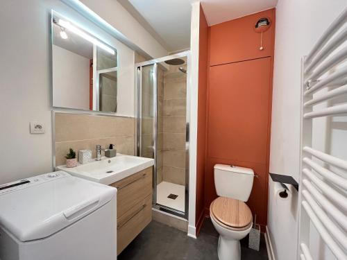 une salle de bain avec toilettes et lavabo dans l'établissement Le Delos - Centre ville - Parking - 2 pers, au Mans