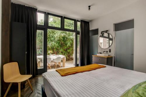 una camera da letto con un letto e un tavolo con una sala da pranzo di Canal House with Garden ad Amsterdam