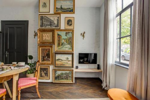 una stanza con un mucchio di foto sul muro di Canal House with Garden ad Amsterdam