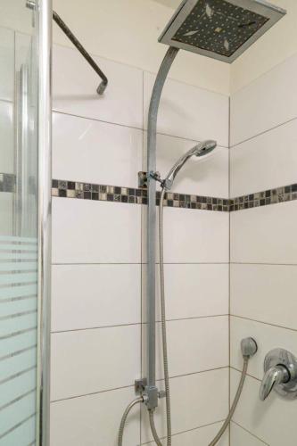 eine Dusche mit Duschkopf im Bad in der Unterkunft סטודיו חדשה ליד הים רחוב בוגרשוב in Tel Aviv