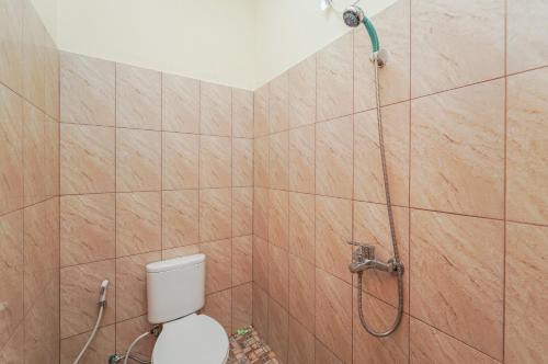 uma casa de banho com um WC e um chuveiro em RedDoorz Syariah at MN One Cempaka Putih em Jakarta