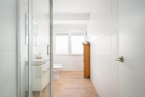 ヒホンにあるMyHouseSpain - Moderno piso frente al marの白いバスルーム(トイレ、シンク付)