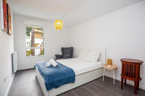 Dormitorio pequeño con cama y mesa en Atlantic Selection - Proche du port de Capbreton avec parking, en Capbreton