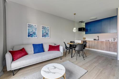 a living room with a couch and a table at GRANO APARTMENTS Gdańsk Old Town SPA & Wellness - GRANO APARTMENTS Gdańsk Residence SPA & Wellness in Gdańsk