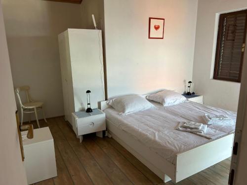 Posteľ alebo postele v izbe v ubytovaní Apartmani Marijan Zavala-istok
