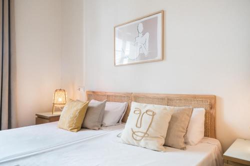Sunny Apartment with Private Terrace in Gracia, Barcelona