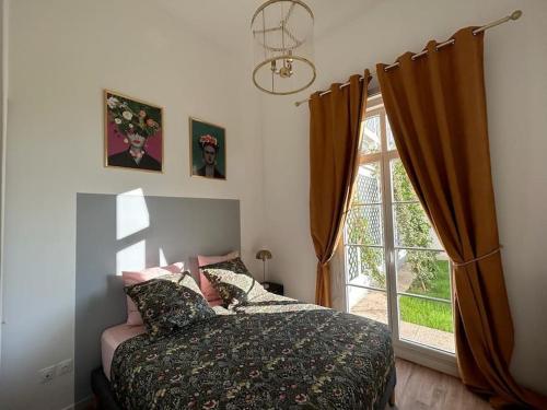 une chambre avec un lit et une fenêtre dans l'établissement Appart grand volume 5 min disney, à Serris