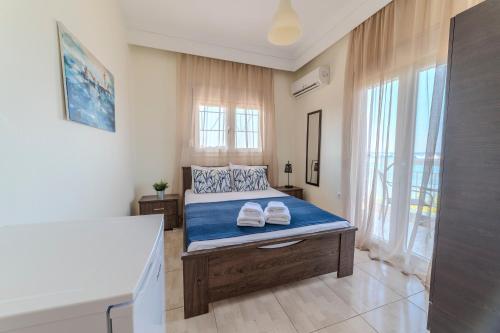 Postel nebo postele na pokoji v ubytování Akrogiali Studios Michaniona