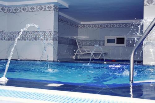 a swimming pool with water shooting up into the air at فندق الاندلس الماسى in Al Madinah