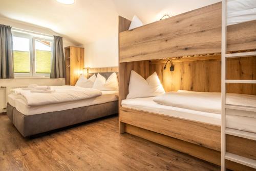 Una cama o camas en una habitación de Alpha Apartments