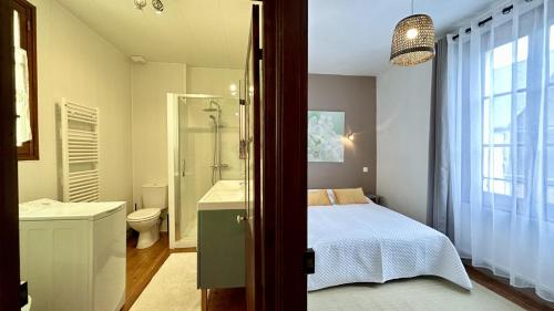 une salle de bain avec un lit, un lavabo et des toilettes dans l'établissement Jaliane, maison de pêcheur, à Saint-Valery-sur-Somme