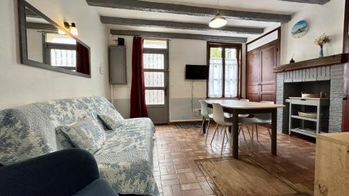 un salon avec un canapé et une table dans l'établissement Jaliane, maison de pêcheur, à Saint-Valery-sur-Somme