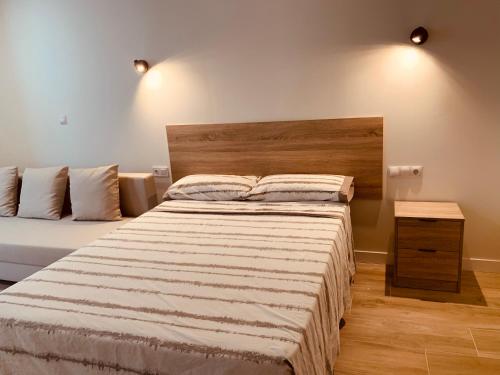1 dormitorio con 1 cama grande y cabecero de madera en OIZPE GERNIHOST en Urdaibai, en Guernica y Luno