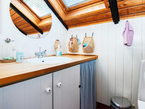 uma casa de banho com um lavatório e um espelho em Holiday home Glesborg LXIII em Glesborg