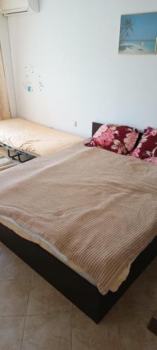 - un grand lit dans une chambre avec publicité lors d'une manifestation dans l'établissement Oasis Resort & Spa 1 bedroom 5.3.А Stanis, à Lozenets