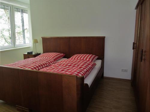 a bed with two red pillows in a bedroom at K9 Wohnungen in Münster