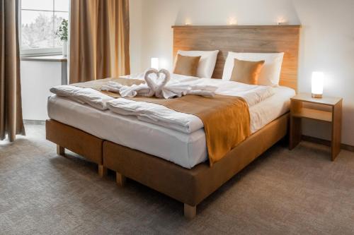 1 dormitorio con 1 cama grande con arco en Penzion Golf Luby 