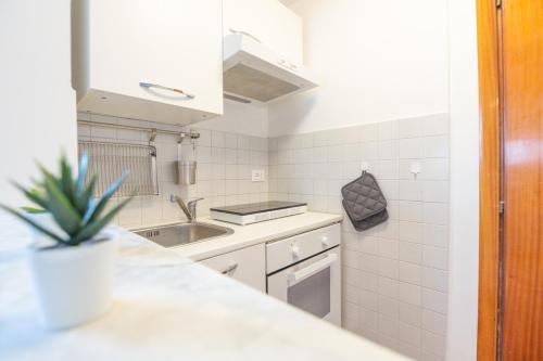Una pequeña cocina con fregadero y encimera. en Casa Pizzi - Pescara Centro, en Pescara