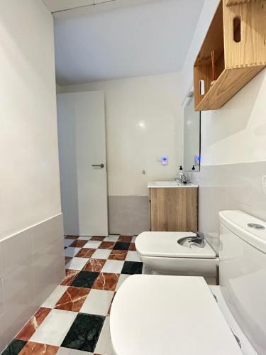ein Bad mit einem WC und einem Waschbecken in der Unterkunft Híspalis Catedral in Sevilla