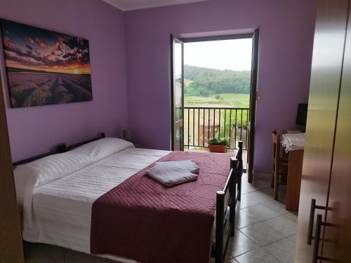 San Benedetto Belbo的住宿－Agriturismo Ca 'd Tistu，一间卧室配有一张带桌子和窗户的床
