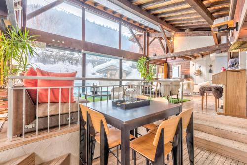 une salle à manger avec une table et des chaises dans l'établissement Hôtel La Chaumière, à Morzine