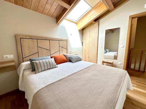ein Schlafzimmer mit einem großen Bett und einem großen Fenster in der Unterkunft Apartamentos Casa Courego in Vegadeo