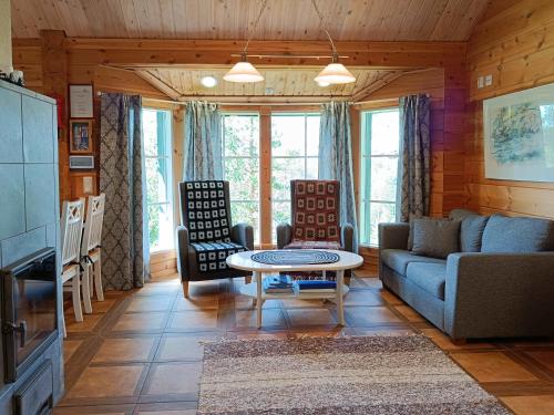 ein Wohnzimmer mit einem Sofa und einem Tisch in der Unterkunft Poronpolku in Syöte