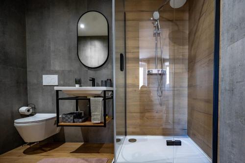 een badkamer met douche, toilet en wastafel bij Apartments Portarata 1 in Pula