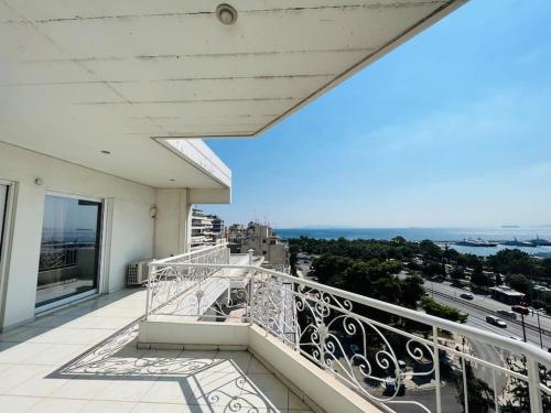 balcón con vistas a la ciudad en Rare Seaview Penthouse in Paleo Faliro en Athens
