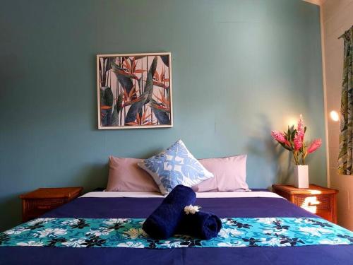 pluszak leży na łóżku w obiekcie Muri Lagoon Lodge w mieście Titikaweka